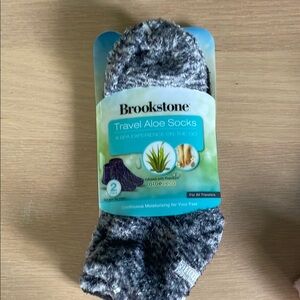 Brookstone Aloe-Infused Travel Socks - Black and Gray